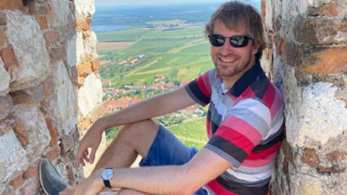 Ministr si na dovolené znatelně odpočinul.