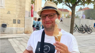 Michal Isteník si na dovolené v Chorvatsku vychutnal ochlazení v podobě zmrzliny.l