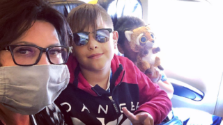 Ilona se svým synem v letadle.