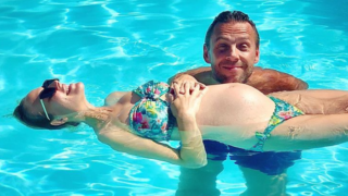 Roman si užívá požehnaný stav své manželky