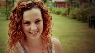 Petra je velmi pohledná zpěvačka.