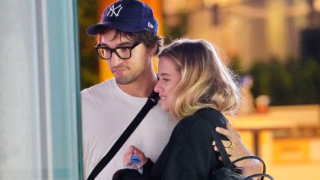 Emma se zase tulí k partnerovi.