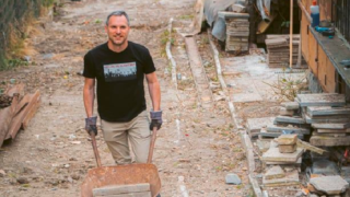 Zdeněk Hřib se pustil do odklízecích prací.