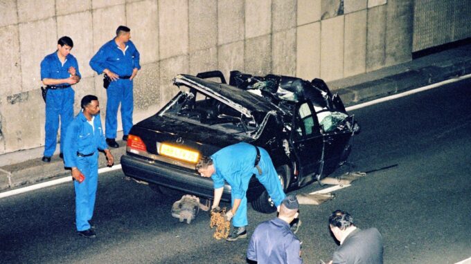 Archivní záběry nehody, při níž zemřela princezna Diana