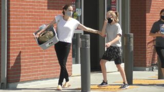 Angelina s dcerou na nákupech