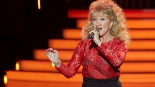 Bára Basiková zpívala skladbu Evy Pilarové