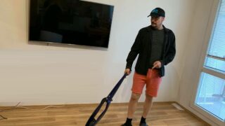 Zpěvák Bohuš Matuš v pronajatém bytě v Bohnicích