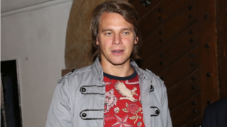 Vojta překvapil hladce oholenou tváří.