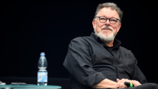 Jonathan Frakes stárne s velkou elegancí
