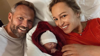 Šťastní rodiče s dcerou