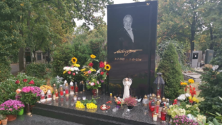 Aktuální pohled na Mistrův hrob na pražských Malvazinkách