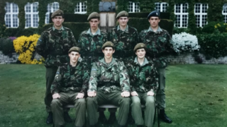 Vlevo nahoře je Jan Hamáček