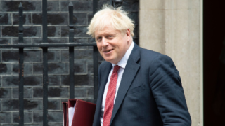 Boris Johnson měl před nemocí mnohem více kilogramů