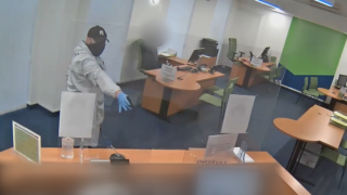 Maskovaný muž přepadl banku