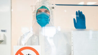 Primátor Prahy v ochranném obleku v nemocnici