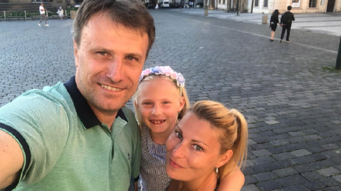 Pavel s manželkou a dcerou