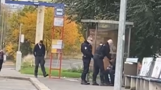 Policista zcela bezdůvodně fyzicky napadl úderem bezdomovce