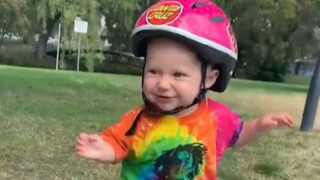13měsíční holčička zvládá jízdu na skateboardu skvěle