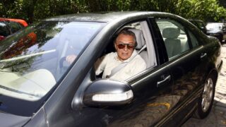 Karel Gott ve svém původním voze, který se teď prodává