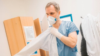 Zdeněk Hřib pomáhá v nemocnici jako dobrovolník