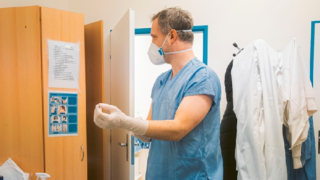 Zdeněk Hřib pomáhá v nemocnici jako dobrovolník