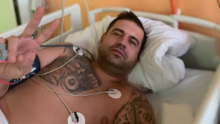 Radek poslal do redakce snímek, aby pozdravil všechny, kteří mu drželi palce