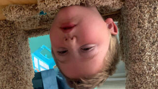 Parker Olson strkal hlavu tam, kam neměl