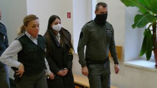 Juditu vedou policisté k soudu