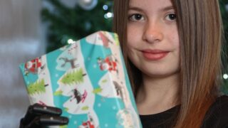 Desetiletá Lexi konečně rozbalí vánoční dárky