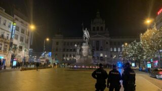 Policie kontroluje dodržování opatření na Václavském náměstí