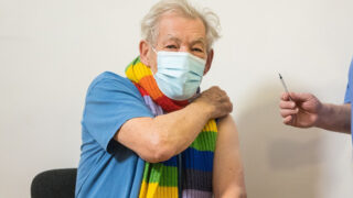 Herec Ian McKellen se nechat očkovat proti koronaviru