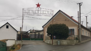 Známá scenérie snímku Vesničko má středisková - Vjezd do JZD