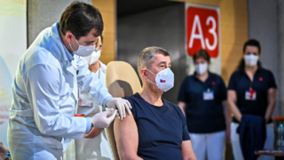 Andrej Babiš při očkování.