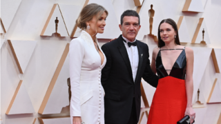 Stella Banderas se svým otcem a jeho partnerkou Nicole Kimpel