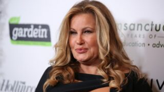 Jennifer Coolidgeová si je vědoma, že to hodně přehnala s plastickými úpravami