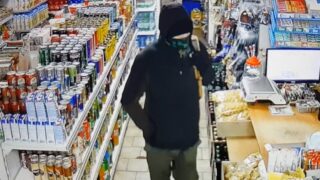 Mladík loupil v pražské večerce