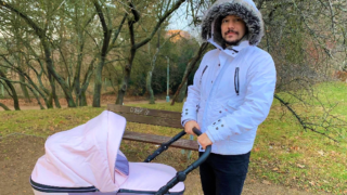 Zpěvák si vyrazil s dcerou na procházku