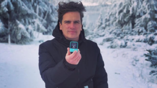 Julián poklekl před svou partnerku a požádal ji o ruku