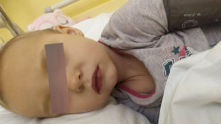 Dvouletá dcera paní Lucie M. pobývá v pražské nemocnici Motol