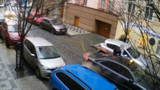 V centru Prahy muž napadl mladou ženu