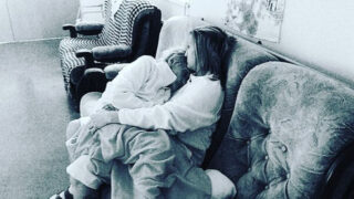 Michaela Hrazdírova na dojemném snímku se seniorkou