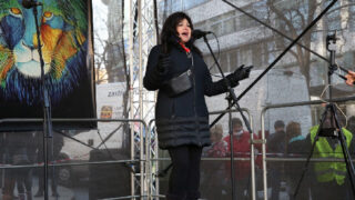 Zpěvačka Ilona Csáková při demonstraci