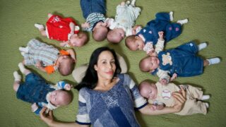 Natalia Sulemanová se svými osmerčaty