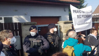 U domu ministra Jana Hamáčka se demonstruje