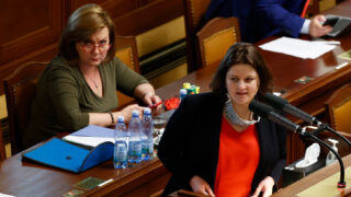 V popředí ministryně práce a sociálních věcí Jana Maláčová a za ní ministryně financí Alena Schillerová