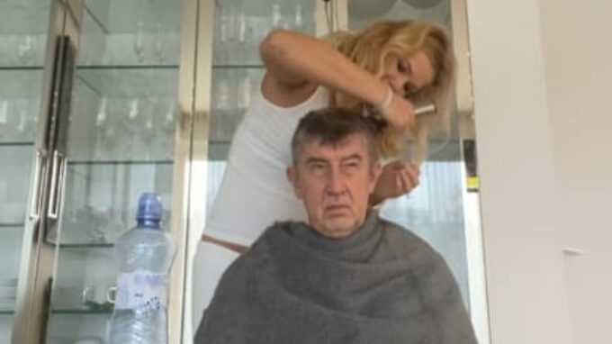Premiér Andrej Babiš při kadeřnickém zákroku své manželky