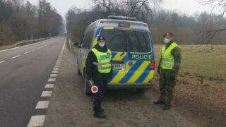 Policejní kontrola na hranici okresu