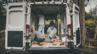 Mariepier Bastienová a Dominic Faucher přeměnili dodávku v dům snů na kolech