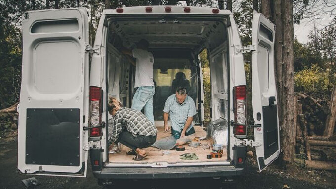 Mariepier Bastienová a Dominic Faucher přeměnili dodávku v dům snů na kolech