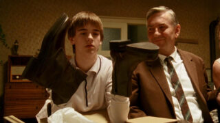 Michael Beran s Miroslavem Donutilem ve filmu Pelíšky